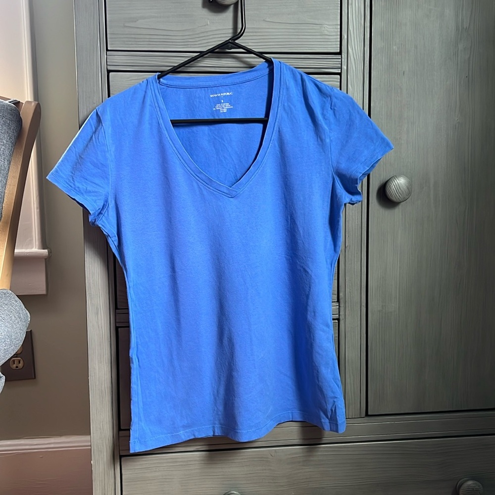 3 for $9 
Great condition BR factory fitted v-neck t-shirt, blue. Size S.